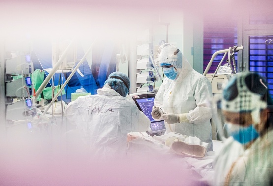 Studentky navazujícího pacienta nasazené na vrcholu pandemie do péče o kriticky nemocné s COVID-19 ve FNKV (foto L. Bína)